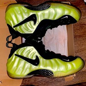 Nike Foamposite pro. “Electric green” worn 2-3 times. OG box 9.9-10 condition.